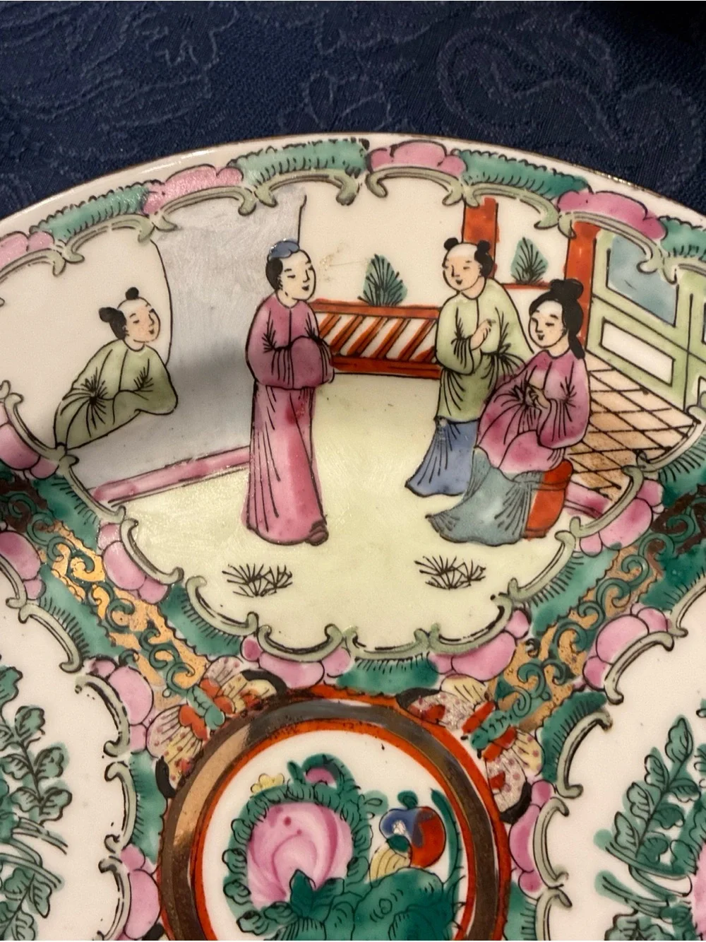 Set of 4 Vintage Rose Medallion Dinner Plates 10.5” Matched Chinese Export